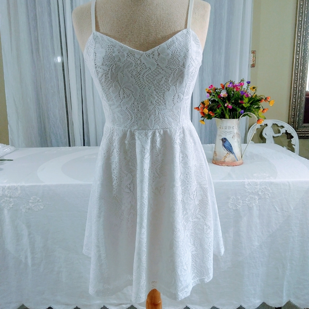 No boundaries size M 7 / 9 + lace White dress